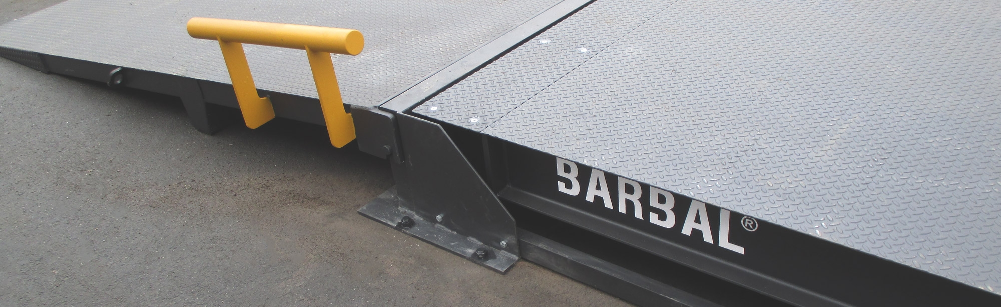What are the components of a weighbridge?